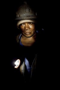 En 2003, seuls 300 employés sur un effectif initial de 2500 ont conservé leur emplois dans la mine de Kipushi. Aujourd'hui, le salaire mensuel d'un mineur est d'environ 200 US$ et le paiement accuse un retard de 45 mois... © Gwenn Dubourthoumieu