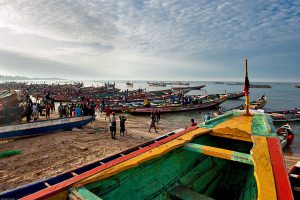 Quai des pécheurs - Mbour est le second port du Sénégal, après Dakar. La pêche y est la principale source de revenus pour les 4500 habitants. © Rindra Ramasomanana